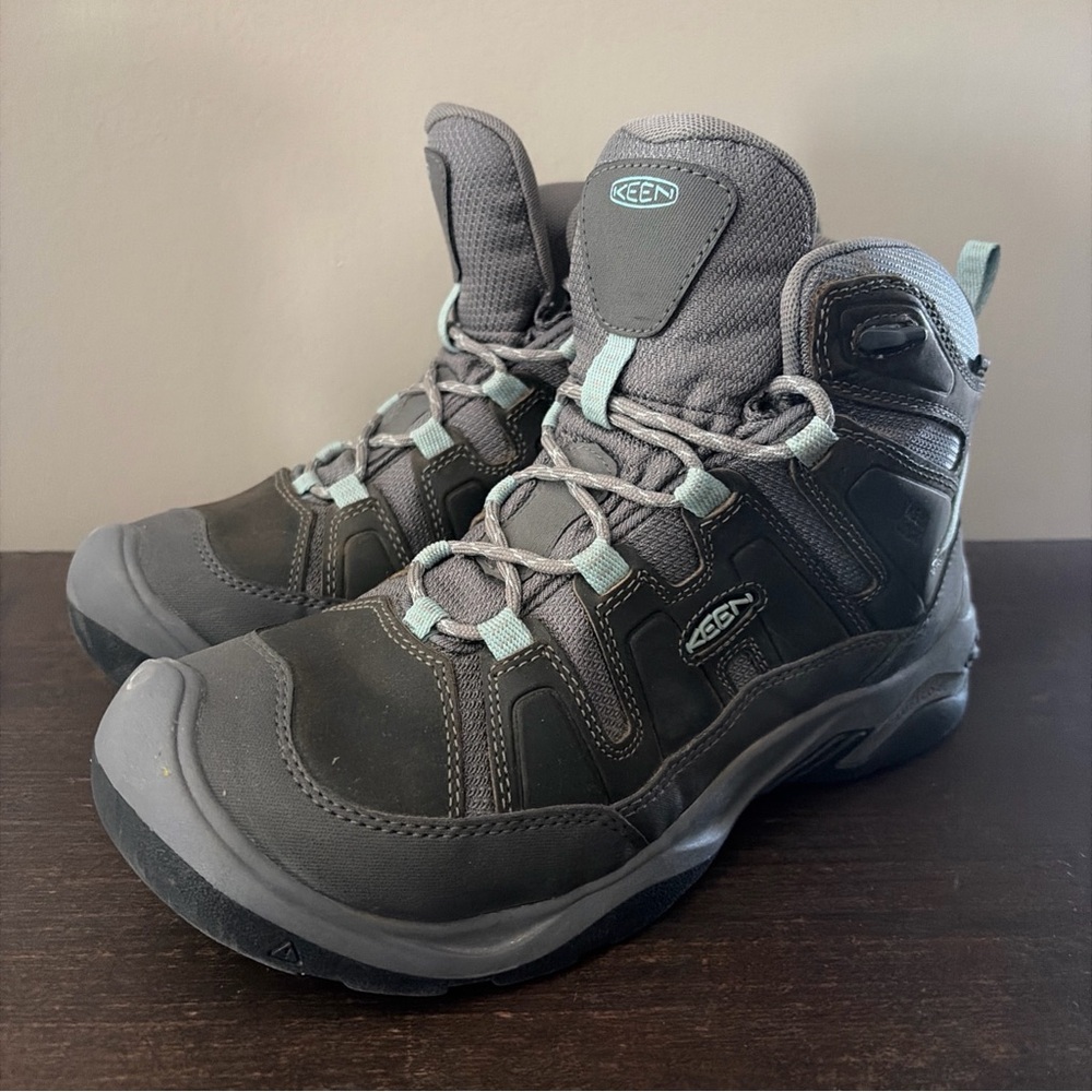 Keen Women's Gray/ Cloud Circadia Mid Waterproof Hiking boots